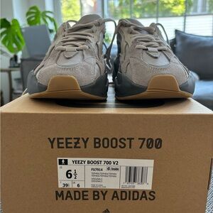 Yeezy 700 v2 tephra